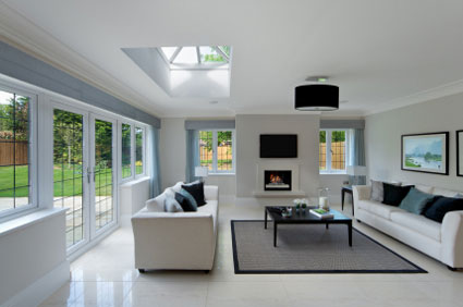 salon blanc avec chemin�e