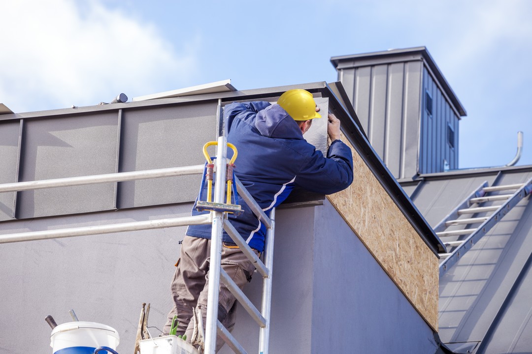 homme s'occupant de l'isolation exterieure