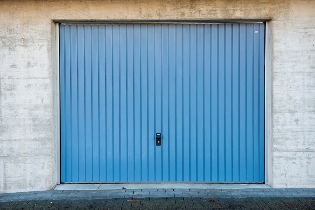 Porte de garage basculante bleue