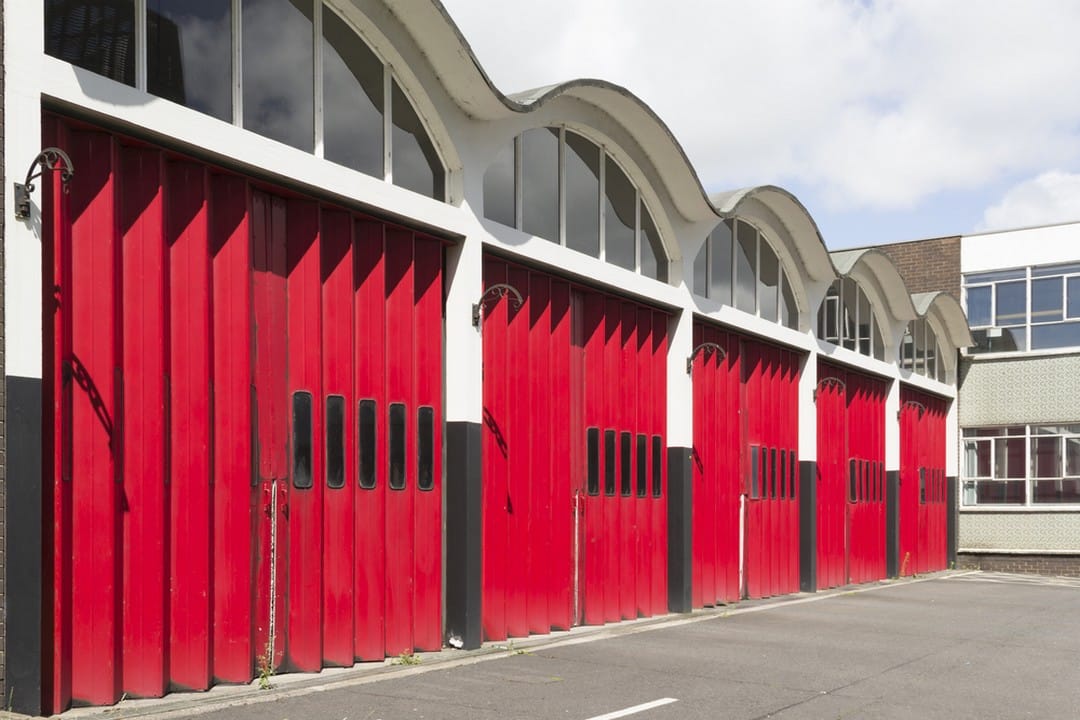 Porte de garage pliante rouge