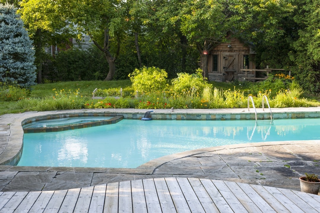 Piscine creusée dans un jardin