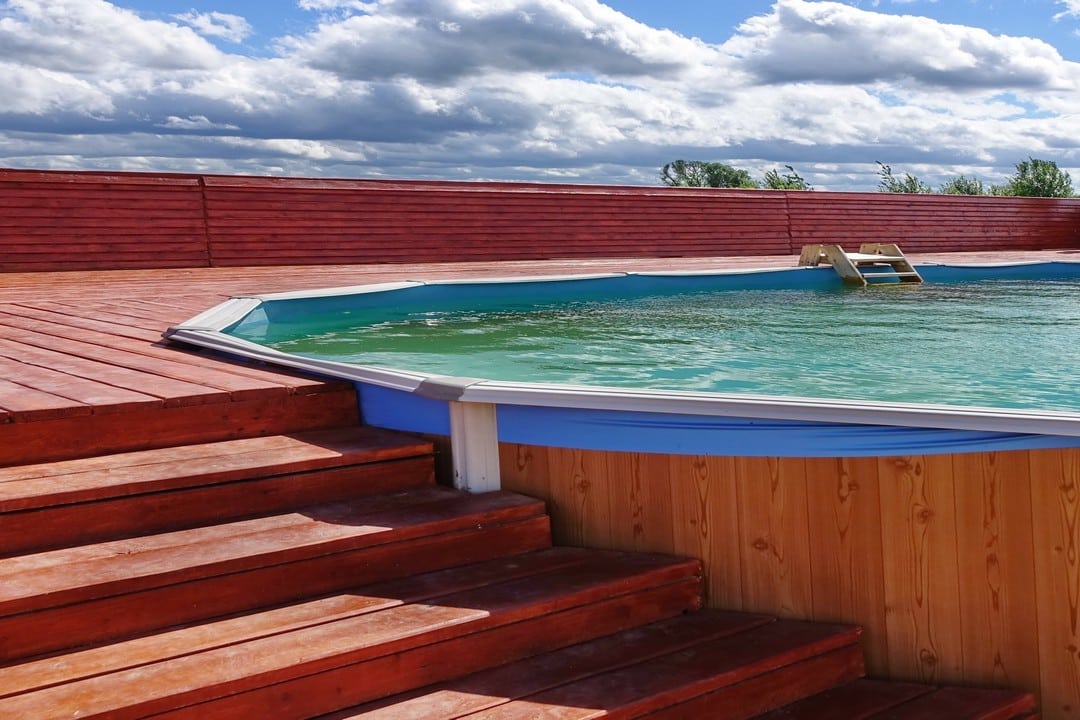 Piscine semi enterré en bois