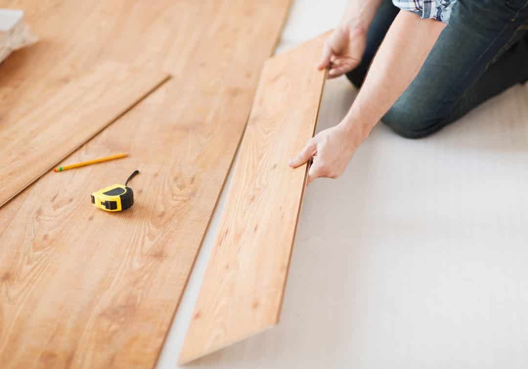 le maître ferme la rayure du parquet stratifié et des meubles en